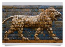 Postkarte: Ziegelrelief eines schreitenden Löwen