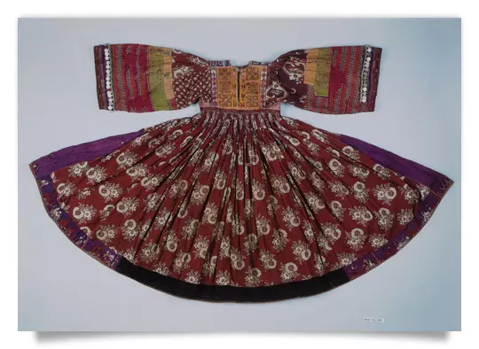 Postkarte: Besticktes Festkleid