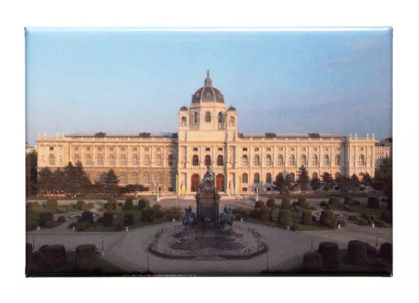 Magnet: KHM Facade